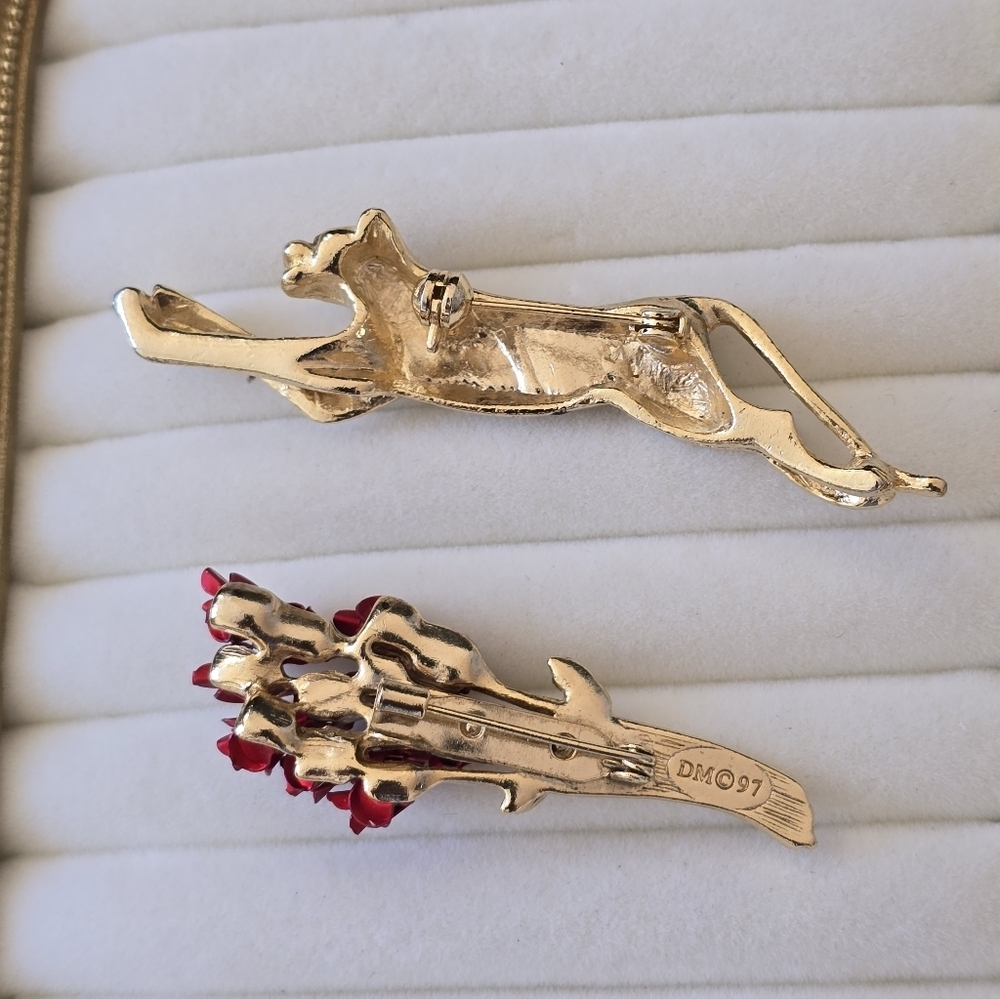 Vintage Danbury Mint Pin 1997 Avon Dozen Red Roses Bouquet Brooch Jaguar Brooch - Picture 5 of 5